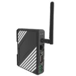 Weintek cMT-G02-Gateway mit montierter WiFi-Antenne, oben vier Status-LEDs, darunter der LAN-Anschluss, gefolgt vom COM-Port und ganz unten der 24 VDC-Einsteckplatz.