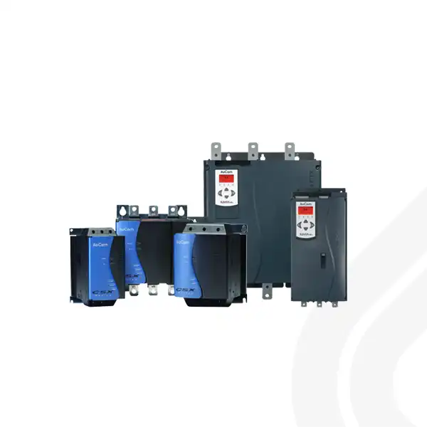 Mehrere Sanftanlasser der Baureihe AuCom von esco Antriebstechnik in verschiedenen Baugrößen.