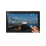 Das Foto zeigt einen industriellen Touchscreen-Monitor mit einer Benutzeroberfläche zur Überwachung eines Schiffes in einer Werft.