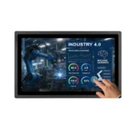 Das Foto zeigt einen esco Touchscreen-Monitor mit einer industriellen Benutzeroberfläche zur Steuerung eines Roboterarms in einer modernen Produktionshalle.