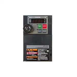 TOSHIBA Frequenzumrichter VF-S15, Modell VFS15-2004PM-W1 mit LED-Anzeige und Bedientasten, ausgelegt für 3-phasige 200–240 V Versorgung und 0,4 kW Leistung.