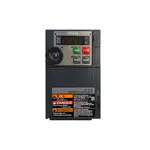 TOSHIBA VF-S15 Frequenzumrichter mit Bedienfeld und Warnhinweisen, Modell VFS15S-2002PL-W1, für 1-phasige 200–240 V Anwendungen.