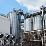 Industrieanlage mit Silos, Rohrleitungen und Lüftungssystemen – automatisiert mit esco-Frequenzumrichtern für Fördertechnik, Lüfter- und Pumpenanwendungen.