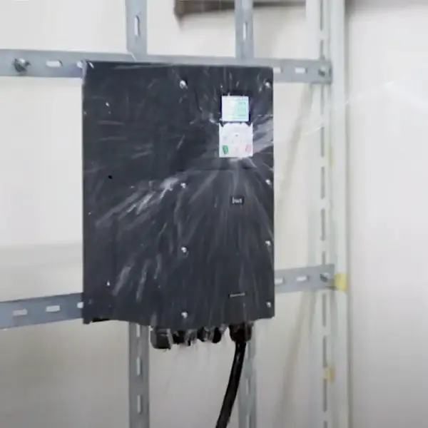 INVT Frequenzumrichter mit Schutzart IP55 im Wassertest – ein starker Wasserstrahl trifft das Gehäuse und das Display, während das Gerät elektrisch in Betrieb ist. Die Elektronik bleibt vollständig geschützt – eine anschauliche Demonstration der robusten IP55-Ausführung.