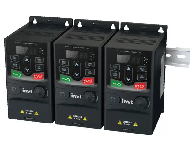 INVT Frequenzumrichter Serie GD20-EU auf Montageschiene im Schaltkasten