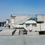 Dachmontierte Lüftungsanlage auf einem Gebäude – geregelt durch esco-Frequenzumrichter mit Fire Mode, Energiesparfunktionen und automatischer Wiederanlauf-Erkennung.