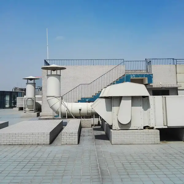 Dachmontierte Lüftungsanlage auf einem Gebäude – geregelt durch esco-Frequenzumrichter mit Fire Mode, Energiesparfunktionen und automatischer Wiederanlauf-Erkennung.