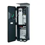 Geöffneter Toshiba VF-AS3 IP55 Frequenzumrichter, übersichtlicher Innenaufbau und Servicezugang.