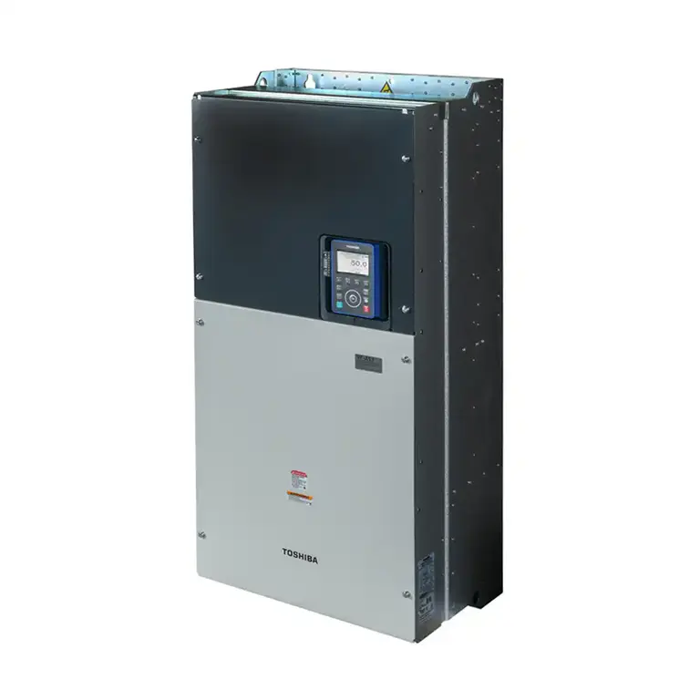Toshiba VF-AS3 Frequenzumrichter für Industrie, passend für die Modelle VFAS3-4900PC, VFAS3-4110KPC und VFAS3-4132KPC, Abmessungen 300 mm Breite, 850 mm Höhe, 383 mm Tiefe, Gewicht ca. 82 kg, Motornennleistung von 90 kW/173 A bis 160 kW/302 A im Dual Rating.