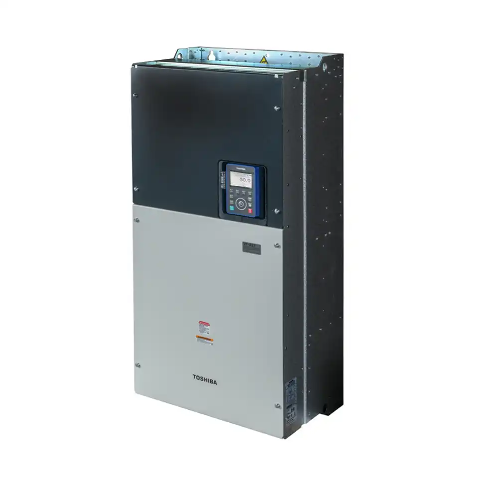 Toshiba VF-AS3 Frequenzumrichter für Industrie, passend für die Modelle VFAS3-4900PC, VFAS3-4110KPC und VFAS3-4132KPC, Abmessungen 300 mm Breite, 850 mm Höhe, 383 mm Tiefe, Gewicht ca. 82 kg, Motornennleistung von 90 kW/173 A bis 160 kW/302 A im Dual Rating.