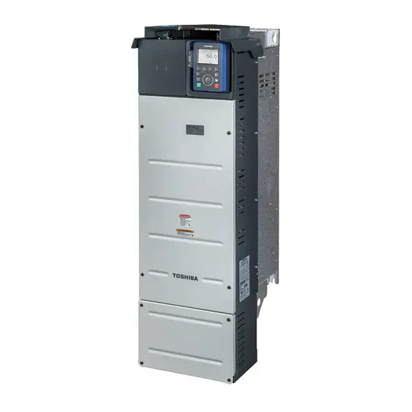 Toshiba VF-AS3 Frequenzumrichter für Industrieanwendungen, stellvertretend für die Modelle VFAS3-4450PC, VFAS3-4550PC und VFAS3-4750PC, Abmessungen 265 mm Breite, 908 mm Höhe, 313 mm Tiefe, Gewicht ca. 57,5 bis 59,5 kg, Motornennleistung von 45 kW/88 A bis 90 kW/173 A im Dual Rating, mit grafischem Bedienfeld.