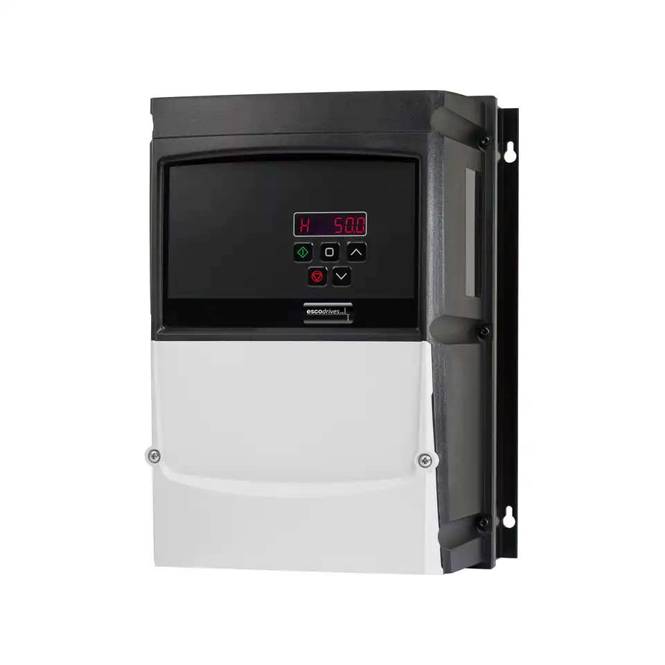 Frequenzumrichter escodrives EDS3-4055PL-66N1 ohne Hauptschalter und externe Bedienelemente, Frontansicht mit digitalem LED-Display und Tastenfeld.