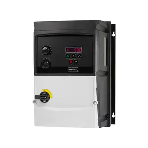 Frequenzumrichter escodrives EDS3-4075PL-66S1 mit Potentiometern, integriertem Hauptschalter und mit digitalem LED-Display und Tastenfeld auf der Frontseite.