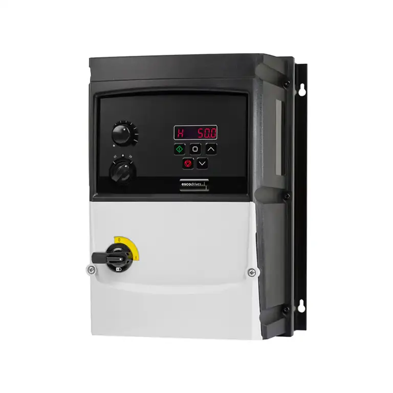 Frequenzumrichter escodrives EDS3-4075PL-66S1 mit Potentiometern, integriertem Hauptschalter und mit digitalem LED-Display und Tastenfeld auf der Frontseite.