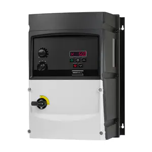 Frequenzumrichter escodrives EDS3-4150PL-66S1 mit Potentiometern, integriertem Hauptschalter und mit digitalem LED-Display und Tastenfeld auf der Frontseite.