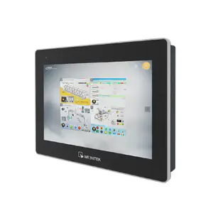 Schrägansicht des 10,1″-HMIs mit schwarzem Rahmen und kratzfester Glasfront; der Screen zeigt mehrere Prozess-Screens gleichzeitig.