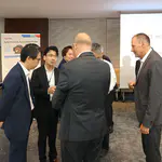 Das Foto zeigt die Begrüßung und Gespräch mit TOSHIBA-Vertretern in Tokio