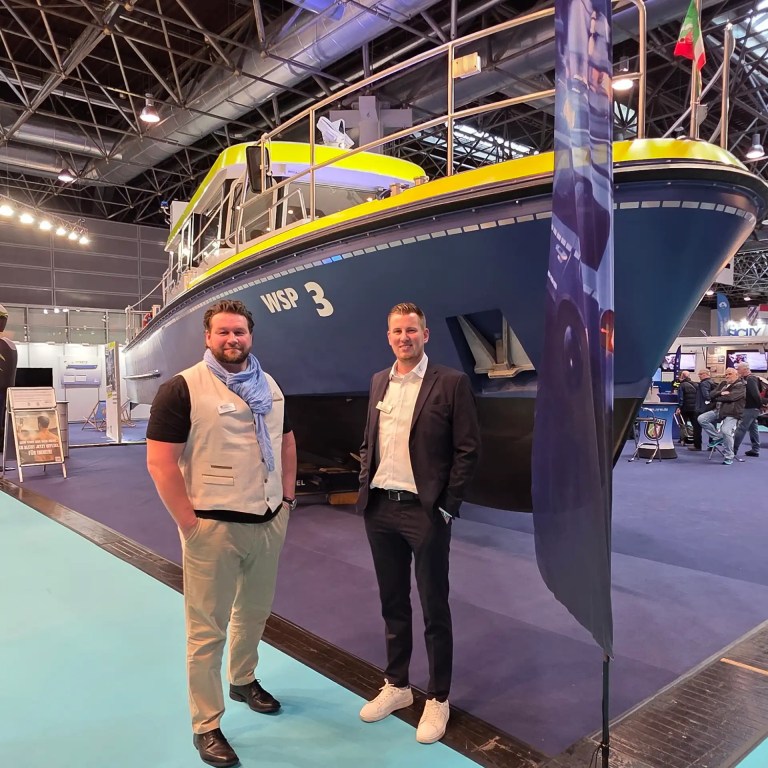 Paul Schütte und Philipp Becker vor dem Streifenboot WSP 3 der Wasserschutzpolizei auf der boot Düsseldorf