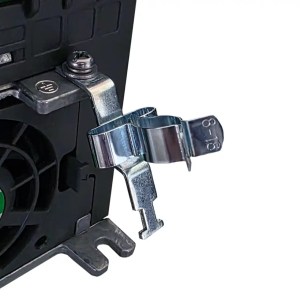 EMV-Schirmklammer 8–18 mm am INVT GD28 Frequenzumrichter montiert