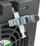 EMV-Schirmklammer 22–30 mm am INVT GD28 Frequenzumrichter montiert