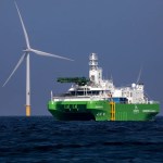 Offshore-Arbeitsschiff in einem Windpark auf See als Einsatzbeispiel für Veth Ice Class Thruster und robuste Azimuth-Antriebstechnik.